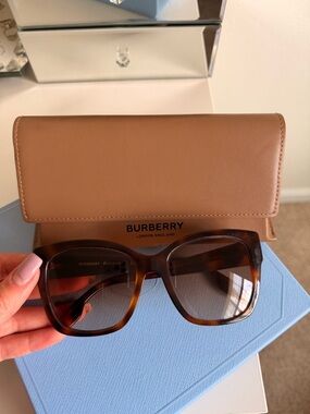 Burberry Women's Tortoise shell Square Sunglasses - Dark Brown Gradient